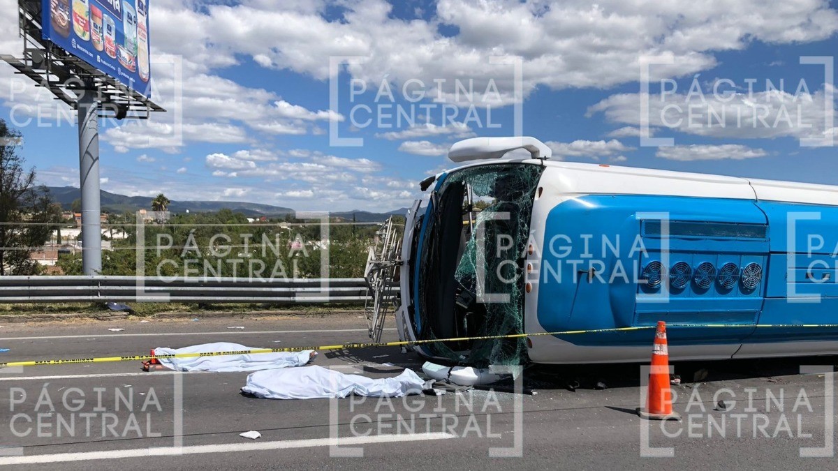 #VIDEO | Volcadura de Unebus deja dos muertos y 14 heridos
