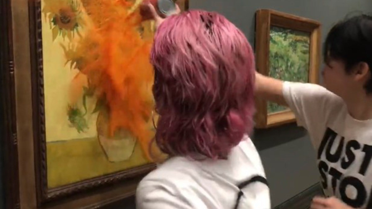 Activistas vandalizan “Los Girasoles“ de Van Gogh