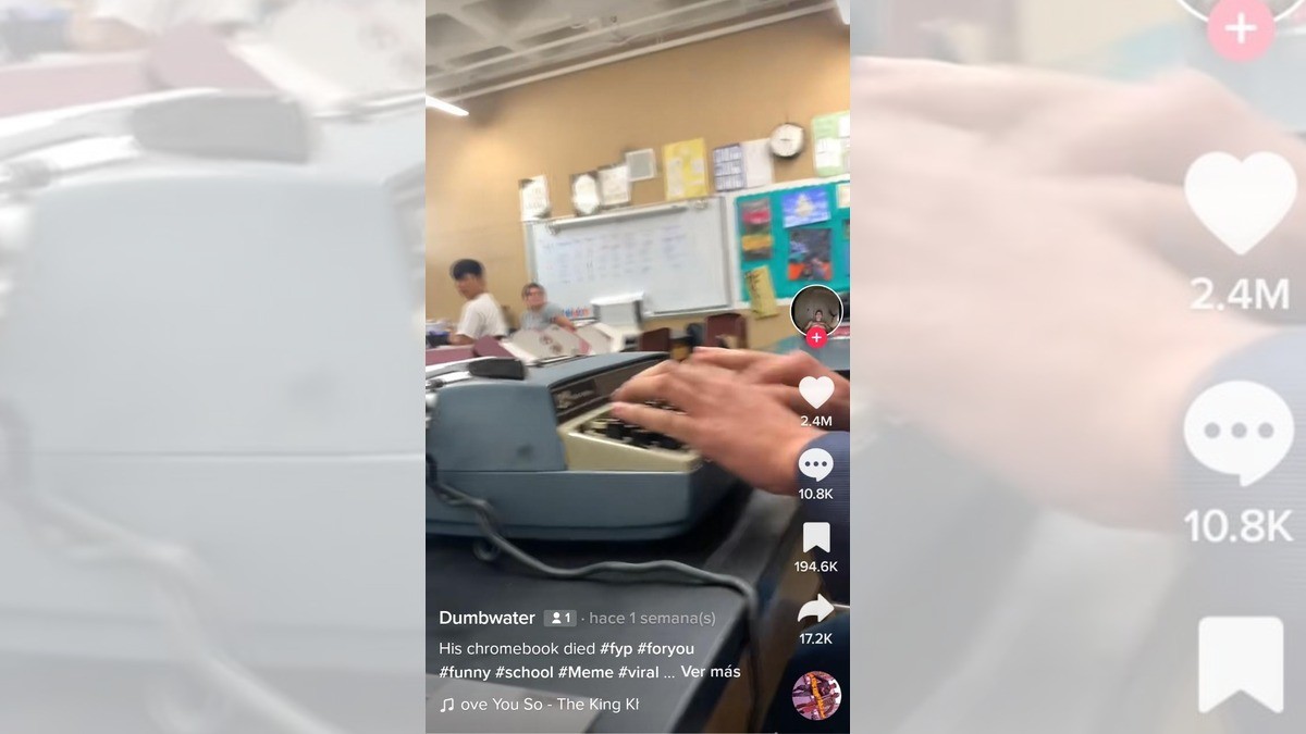 Joven lleva máquina de escribir a clases, ¡y sus compañeros se sorprenden!