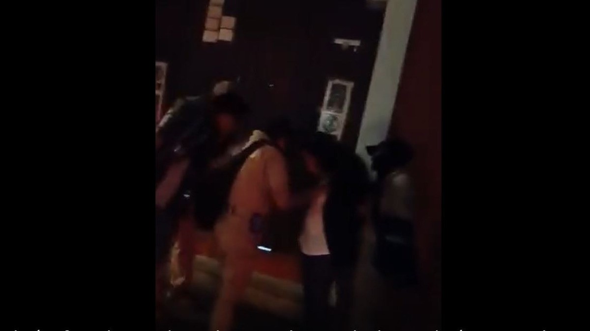 #VIDEO | Detienen a regidora y exregidor por alterar el orden en el FIC; alcalde paga sus multas