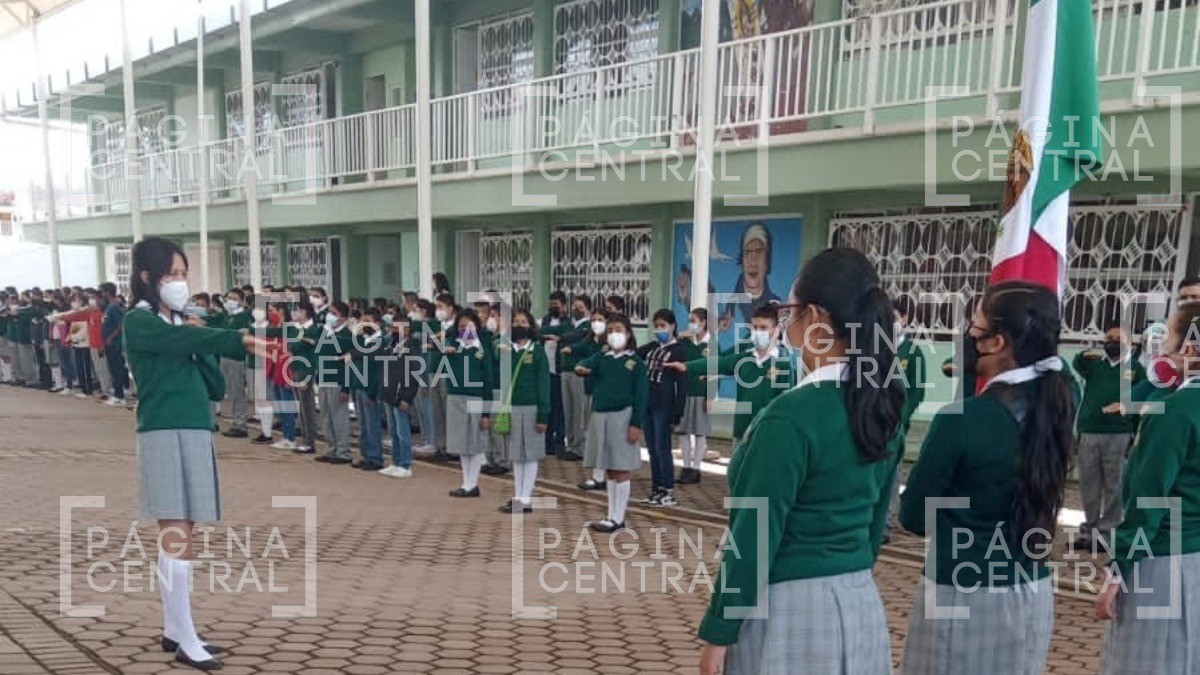 Reciben estudiantes de 10 apoyo económico por su esfuerzo