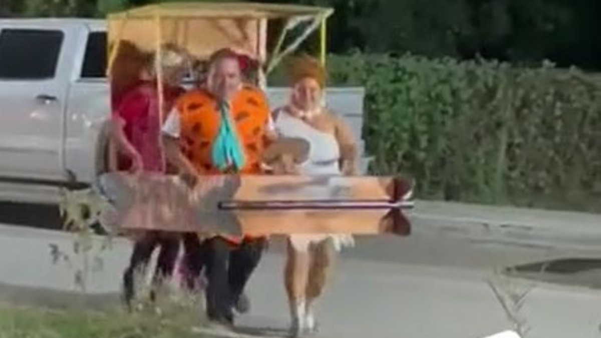 #VIDEO | Se van de Halloween al grito de ¡Yabba-Dabba Do!