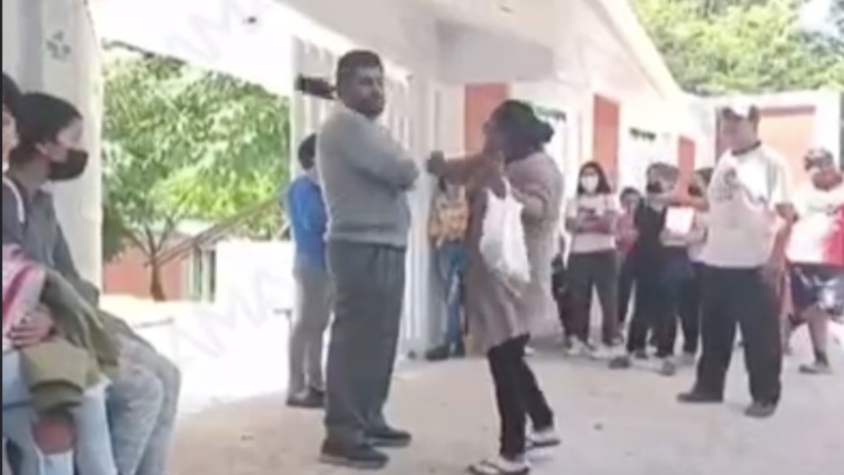 ¡Mamá le pega “cachetadón” a maestro!