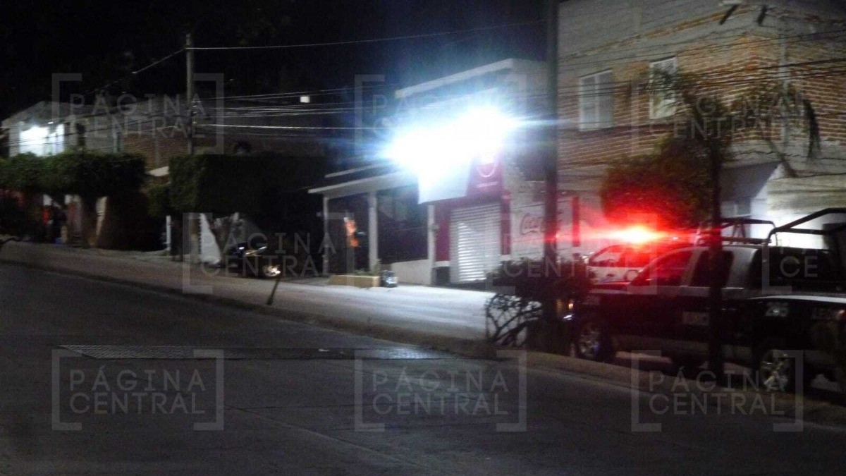 Balean a dos hombres cuando estacionaban su camioneta