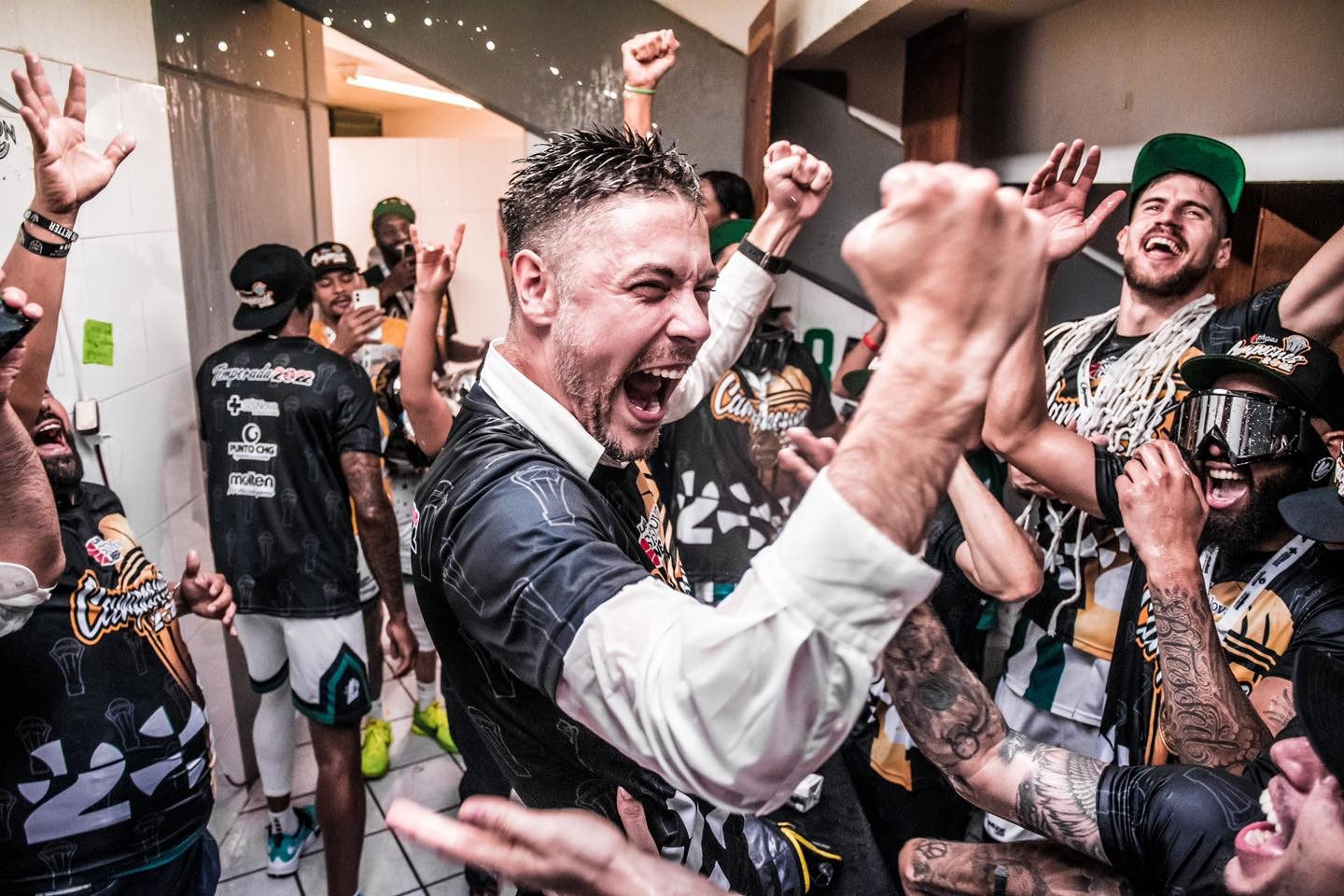 Llámalos campeones; Abejas de León 'rompen' la liga