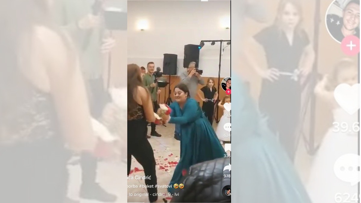 ¡Invitadas se pelean por ramo en plena boda!