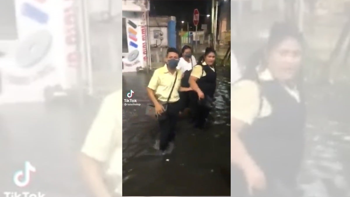 Empleados de Coppel ofrecen créditos ¡en plena inundación!