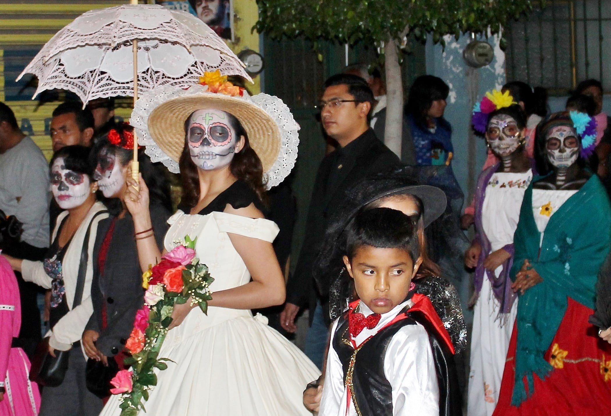 ¡Sacerdote señala que el Halloween es el cumpleaños de satanás!