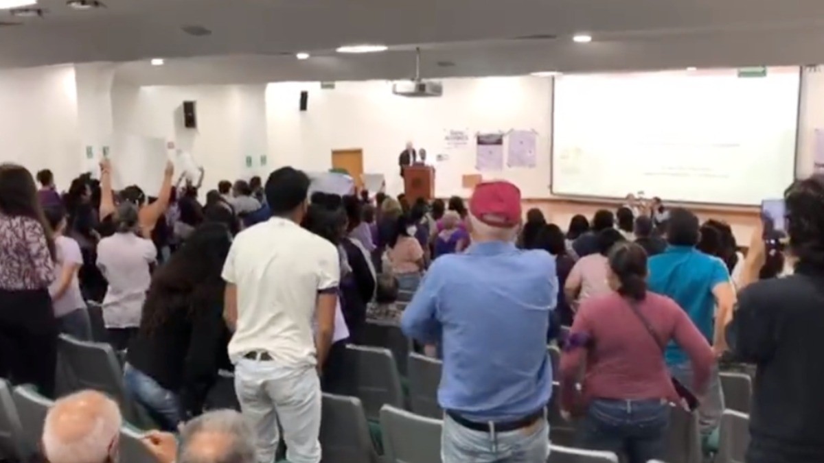 “¡Fuera acosador!”: ‘Revientan’ mujeres presentación de aspirante a director del Cinvestav