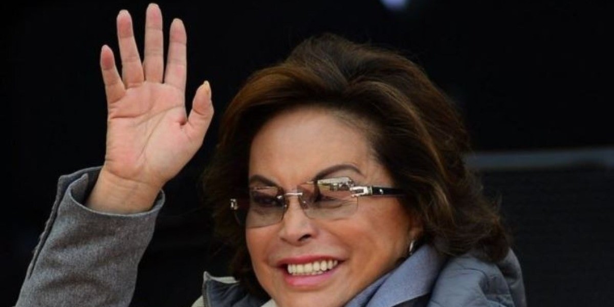 Reaparece Elba Esther y va contra AMLO