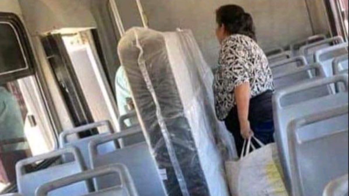 ¡Mujer se defiende por transportar colchón en el camión!