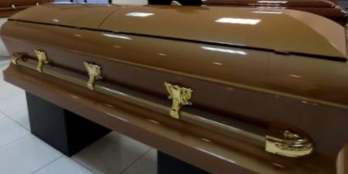 Familia adquiere féretro por internet; ¡le llega con restos humanos!