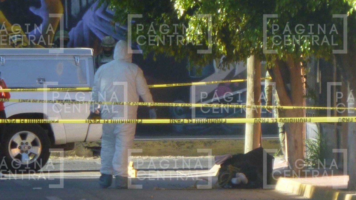 Papás llevaban a hijos al kínder ¡y hallan cuerpo en la calle!