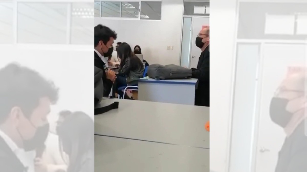 ¡Maestro pone a alumno a rezar de rodillas frente a él!