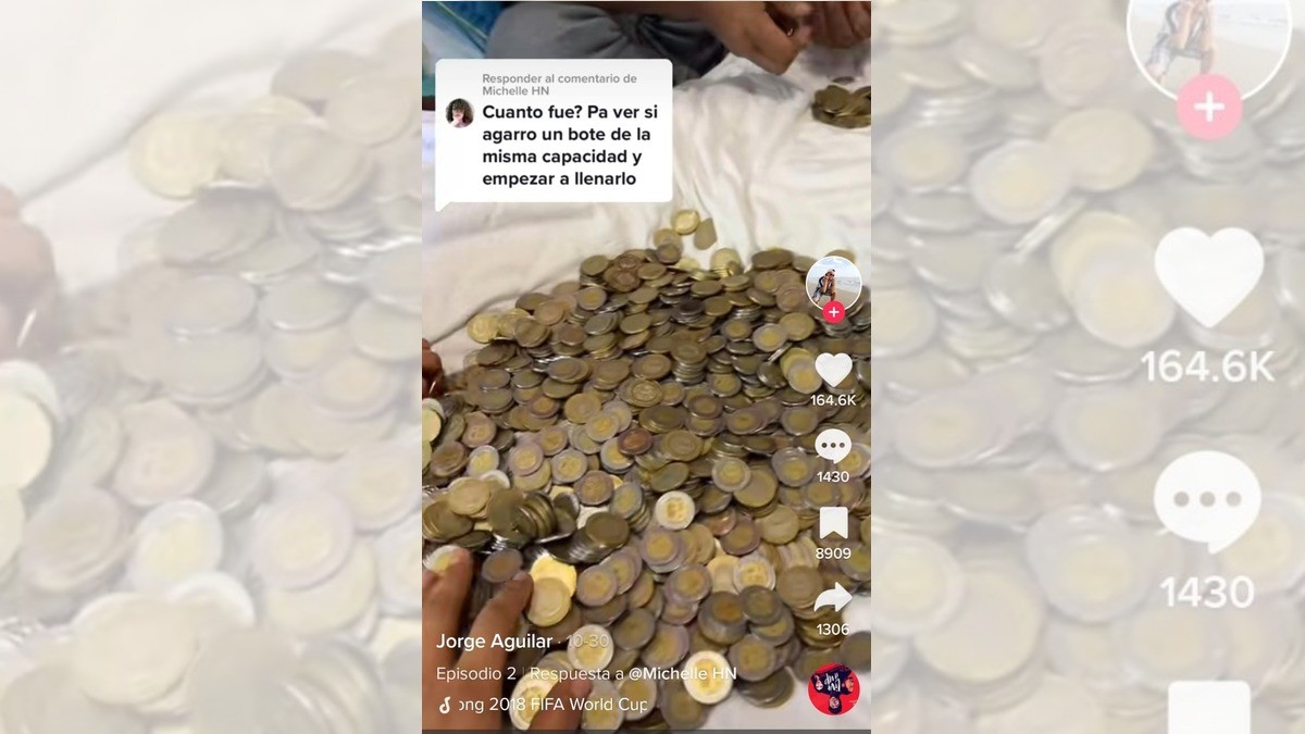 ¡Joven logra ahorrar más de $32 mil en monedas de $5 y $10 para viajar a Qatar!