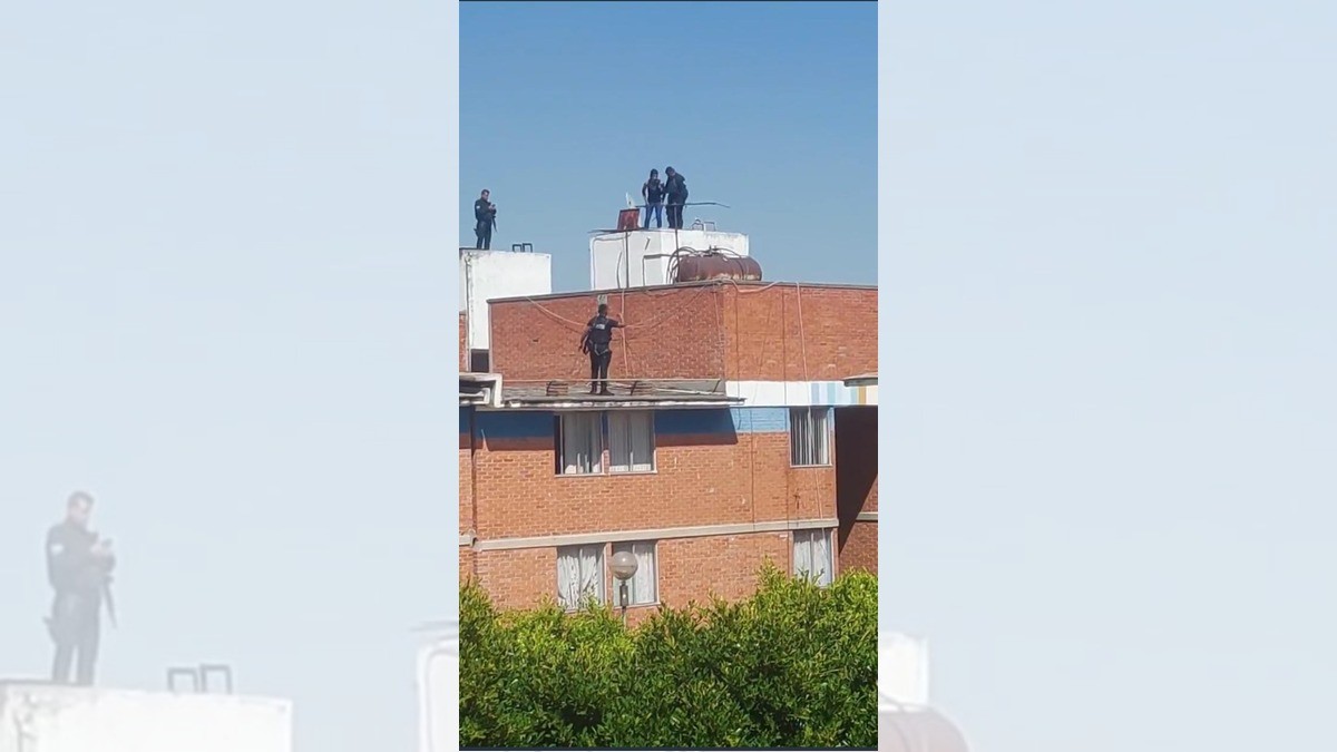¡Ladrón se esconde en tanque de agua y se rinde antes de ahogarse!