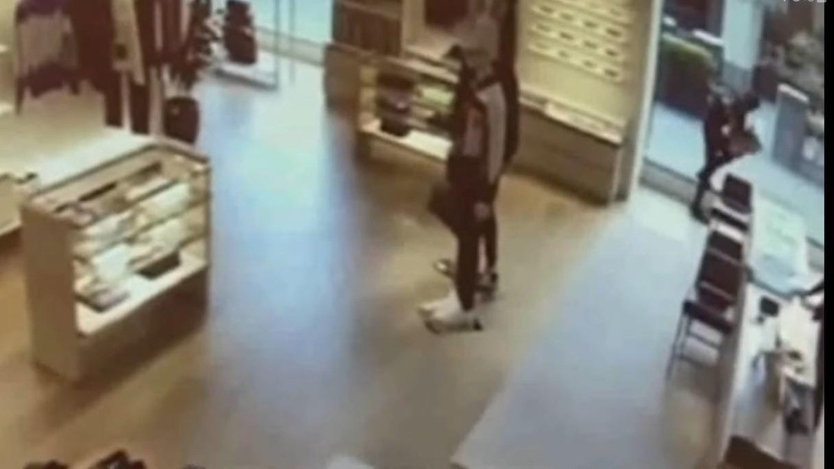 ¡Ladrón intenta huir y choca con puerta de cristal!