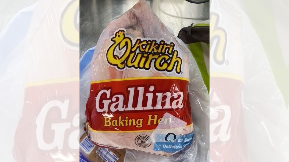 ¡Detienen a mujer que metió pistola en pollo crudo!