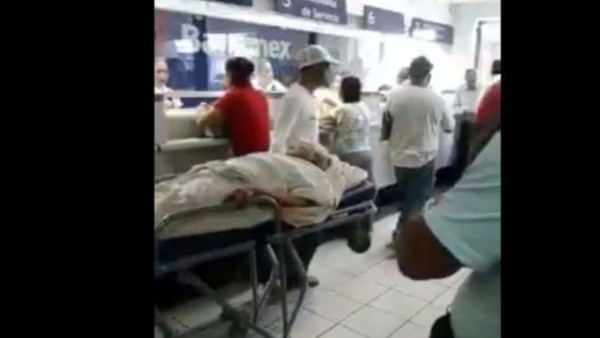 Obliga Banamex a ancianita fracturada ¡a ir al banco en camilla!