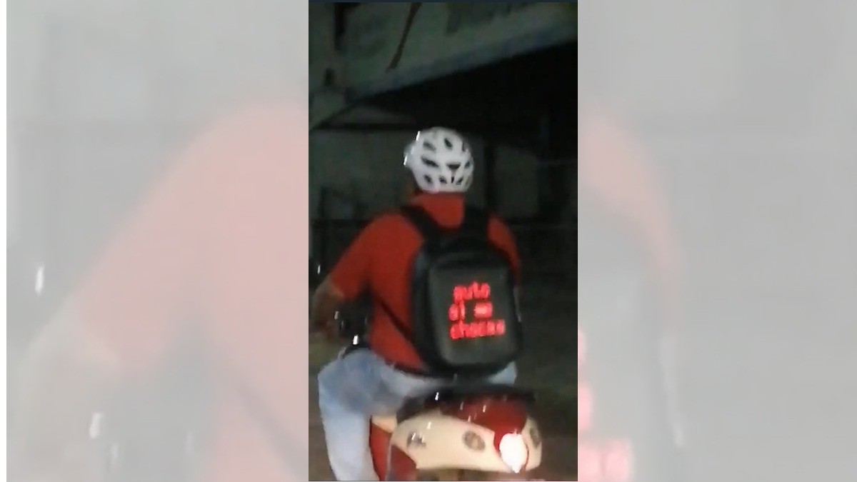 Yucateco conduce moto, ¡con mochila led de advertencia!