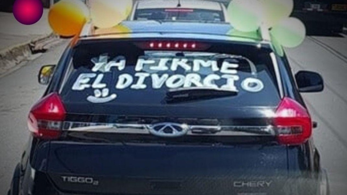 ¡Hombre se divorcia y adorna su camioneta para festejar!