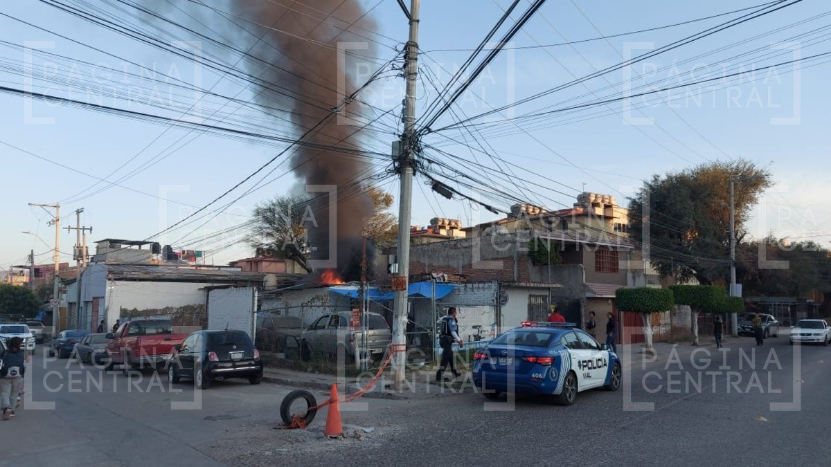 Fuego consume casa en la colonia La Herradura