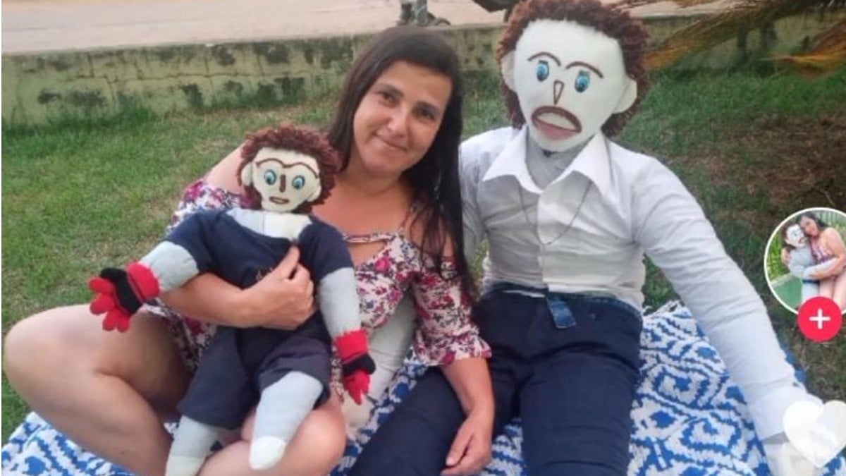 Mujer se casa con muñeco de trapo, ¡y ya tienen un hijo!