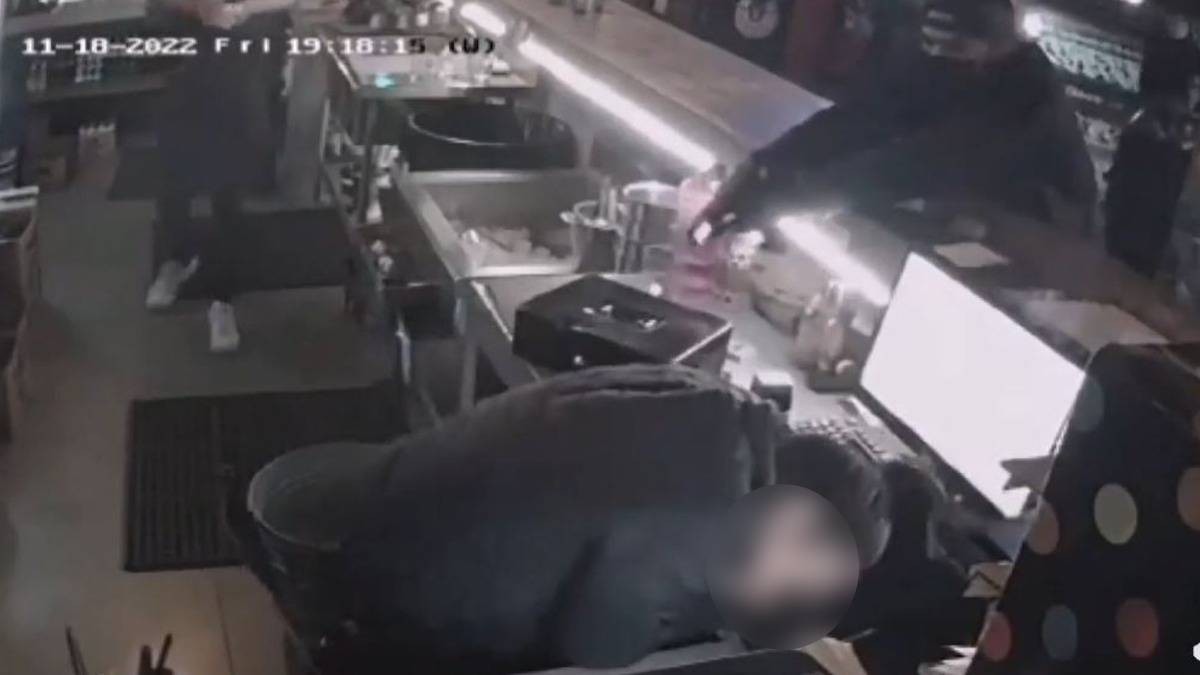 Muere cajera baleada en bar Monkey’s