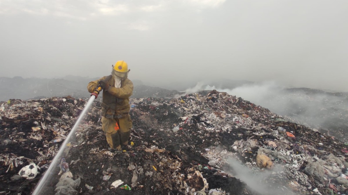Lleva dos días ardiendo el relleno sanitario de San Francisco del Rincón