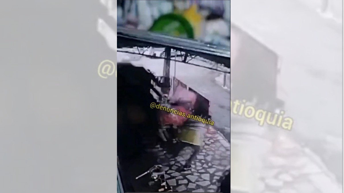 ¡Camioneta de carga pierde el control y atropella a 3 mujeres!