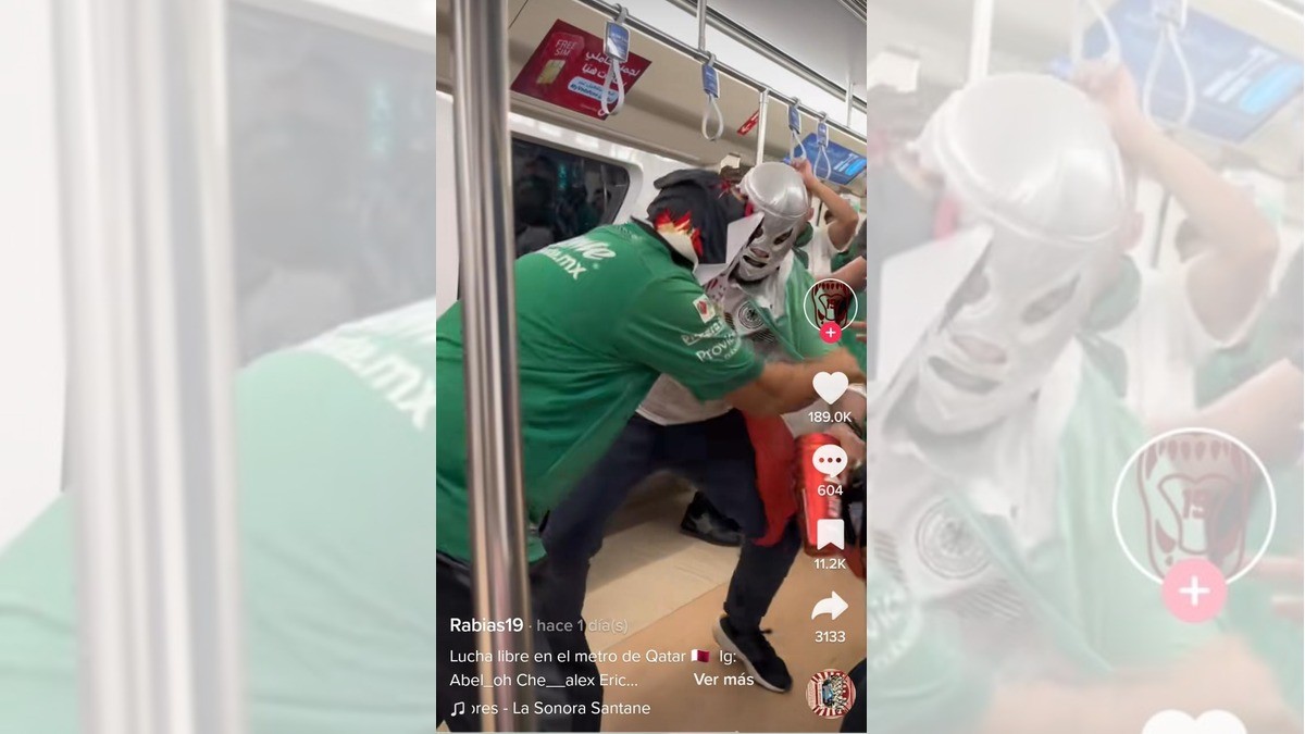 Aficionado del León, improvisa lucha libre, ¡en el metro de Qatar!