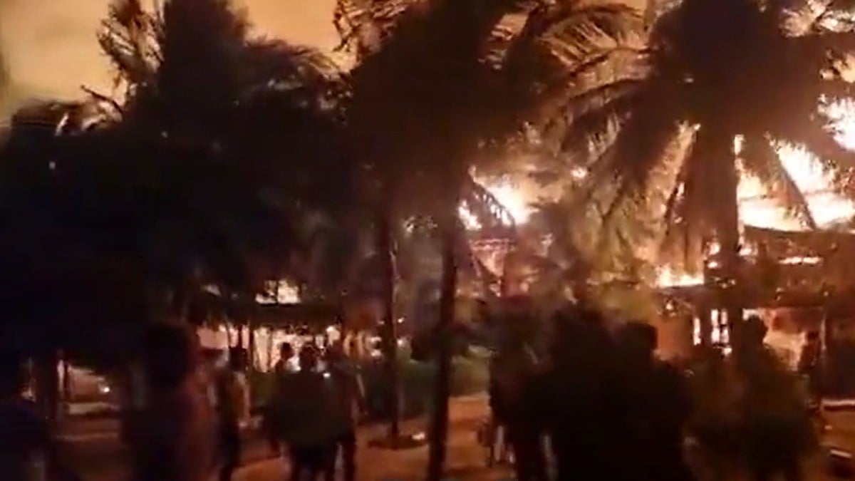 Incendio en Holbox, consume palapas y hoteles
