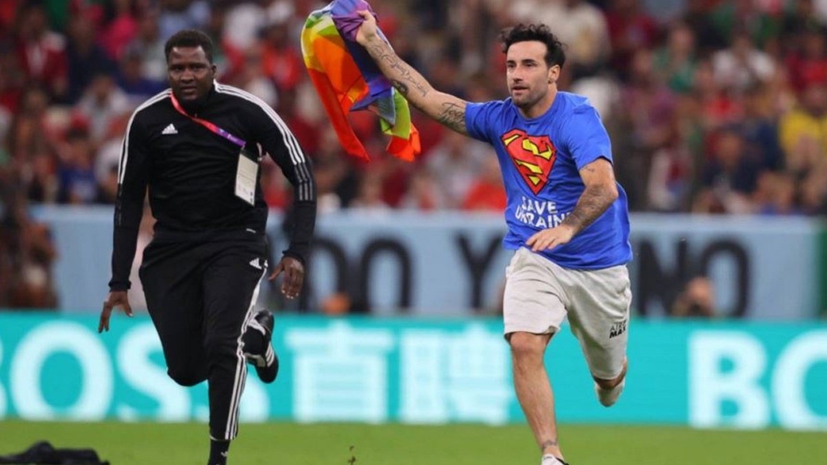'Superman LGBT', sorprende en cancha mundialista