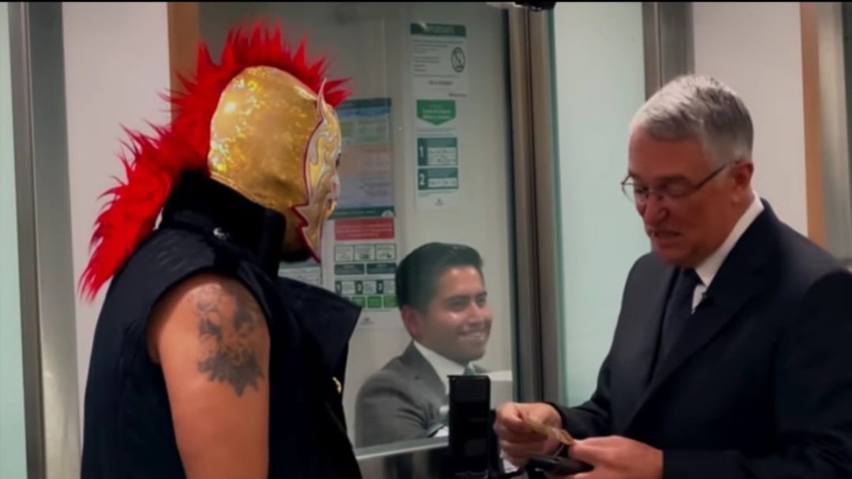 Ricardo Salinas Pliego conoce los billetes de $20; ¡no le gustó!