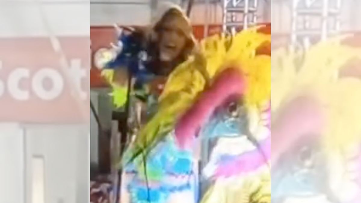 #VIDEO | Desfilaba en certamen de belleza ¡y recibe descarga eléctrica!