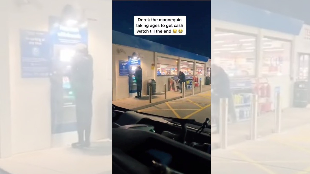 Joven coloca maniquí frente a cajero, ¡y provoca filas!