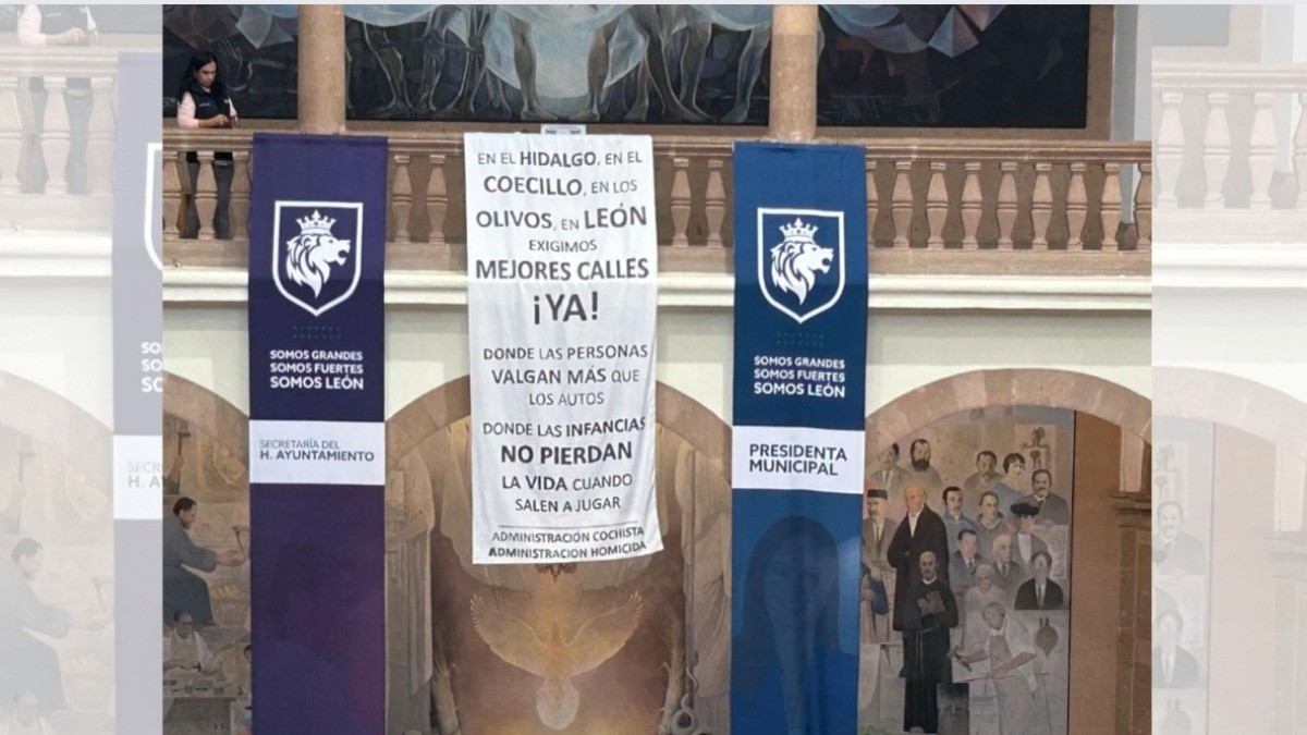 Despliega Municipio manta de manifestante