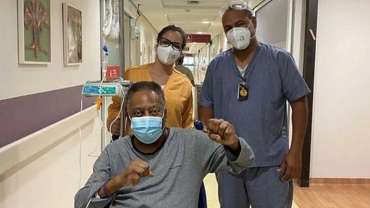 ¡De emergencia! Ingresan a Pelé al hospital