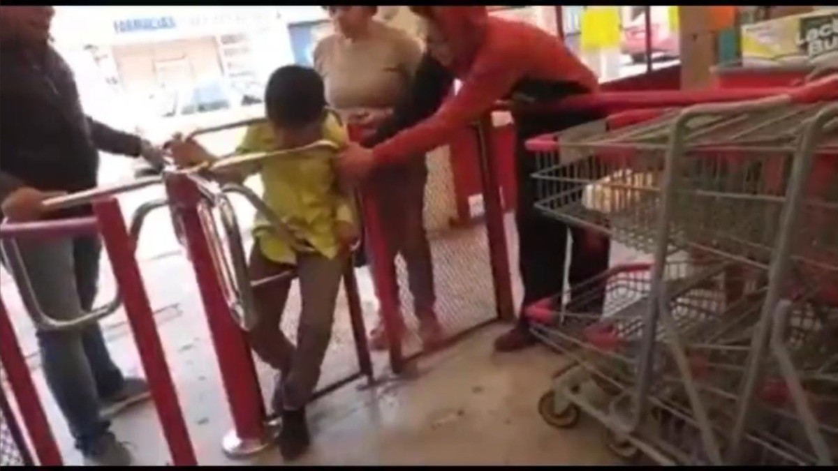 ¡Niño se queda atorado en torniquete de supermercado!