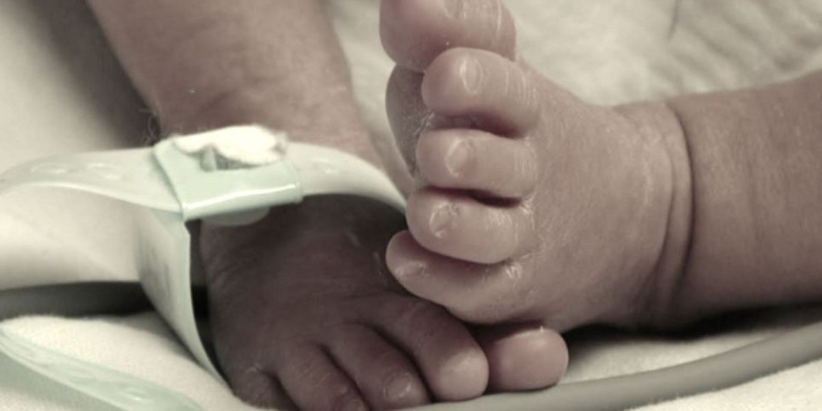 ¡Encuentran cuerpos de dos bebés en congelador!