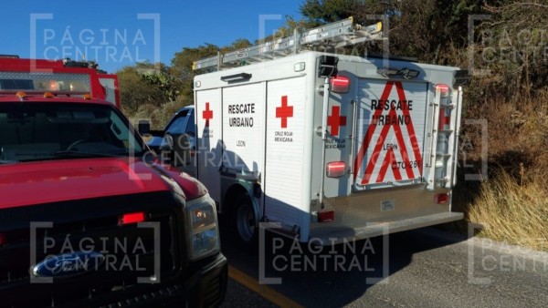 Cae joven motociclista ¡a barranco de 10 metros!