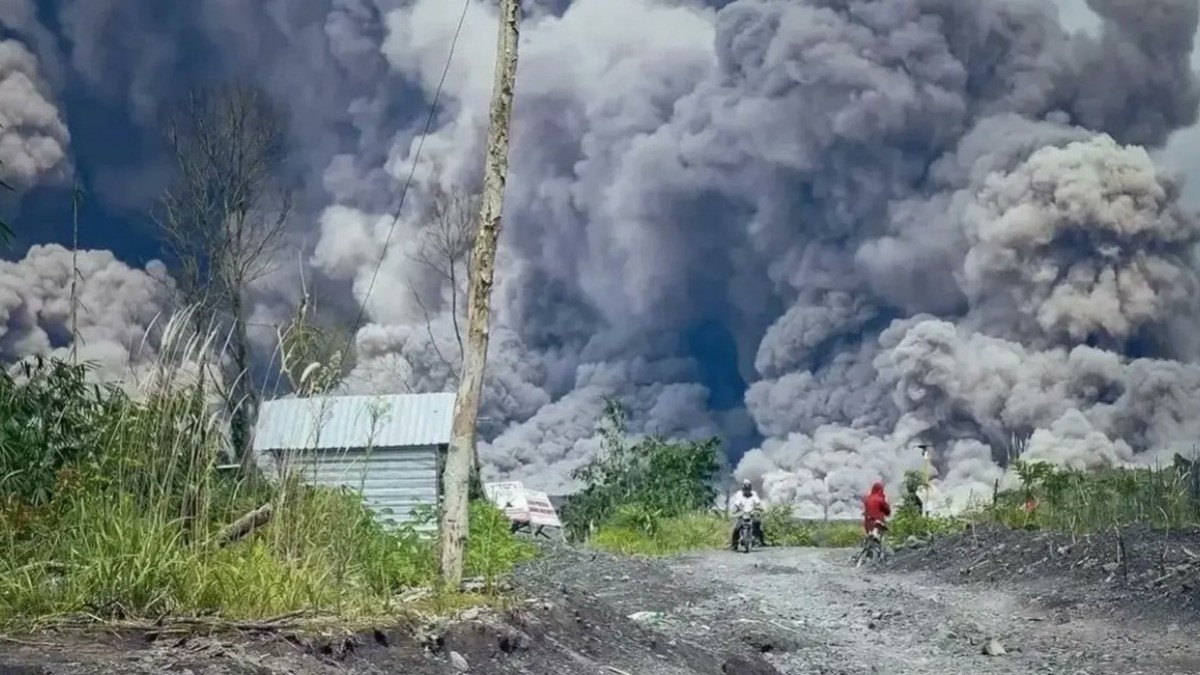Entra en erupción volcán de Indonesia