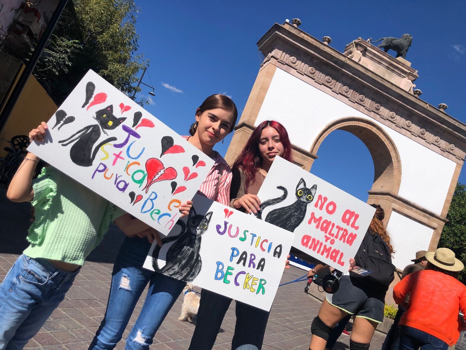 Exigen justicia y memoria para Becker