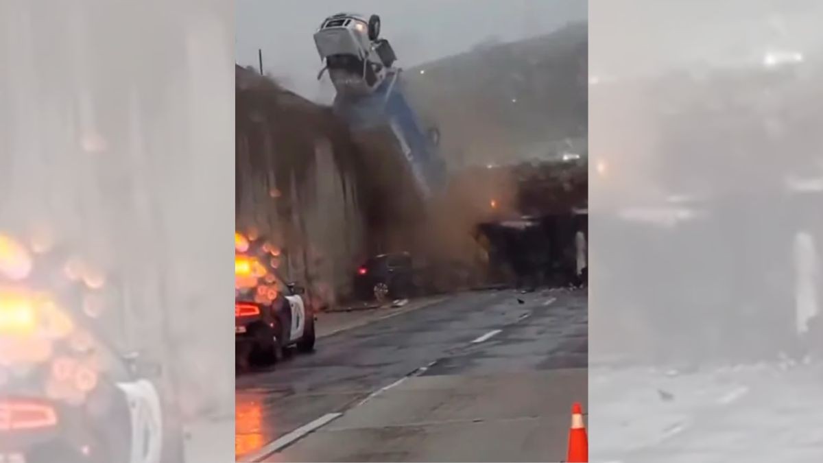 #VIDEO | ¡Cae tráiler sobre dos vehículos!