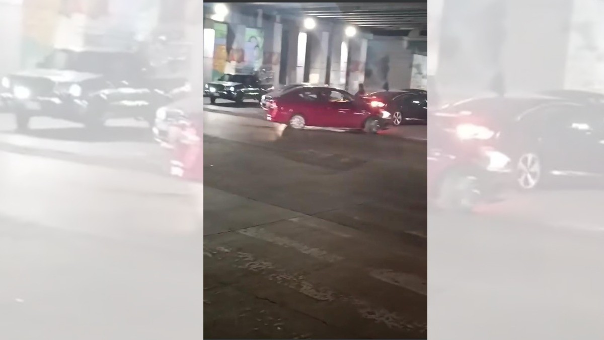 #Video ¡Pelean como carritos chocones!