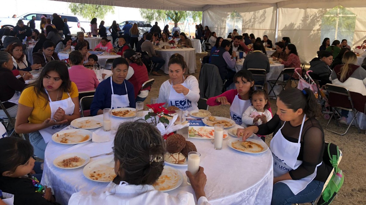 Reconocen con despensas a encargadas de comedores comunitarios