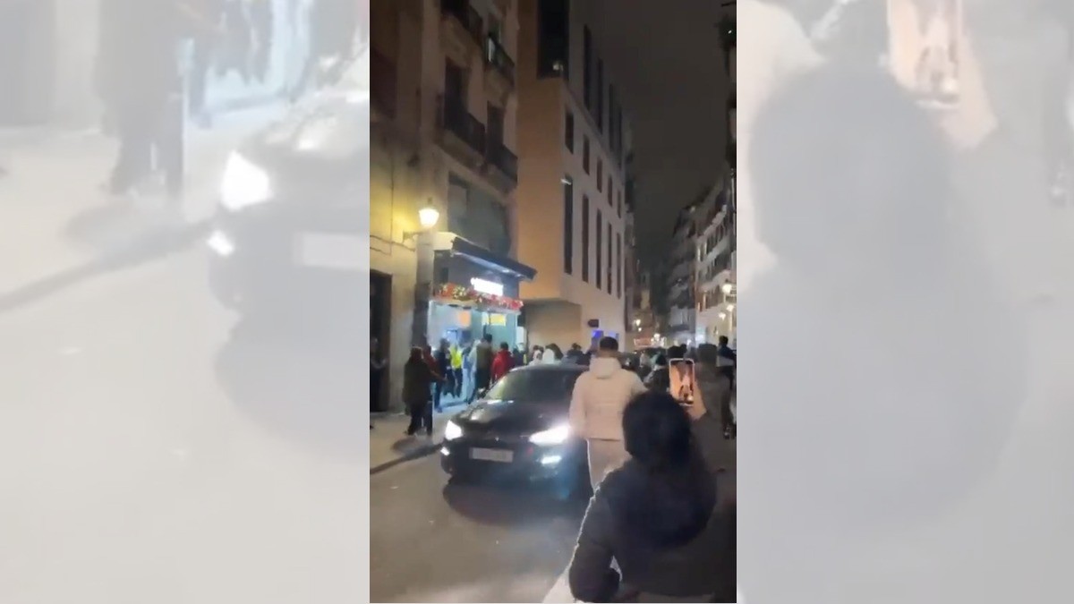 ¡Roban celular a mujer durante festejo en Marruecos!