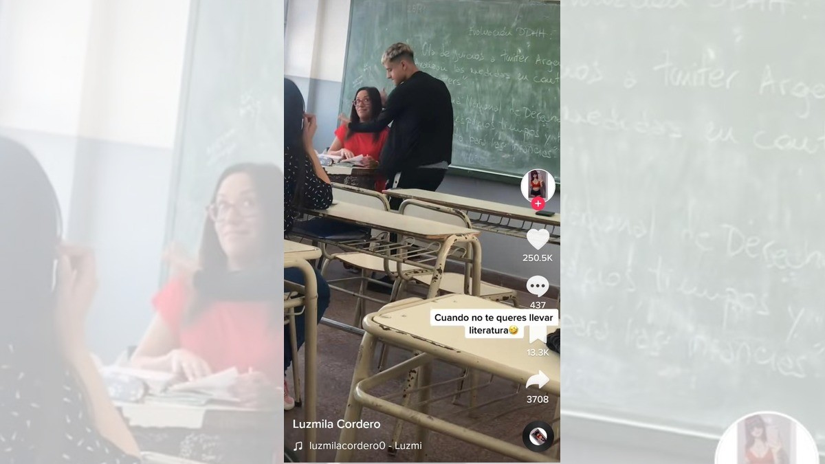 ¡Alumno le baila a su maestra para conseguir una mejor calificación!