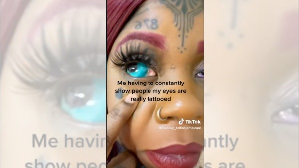 Mujer se tatúa los ojos de colores; ¡pierde la vista!