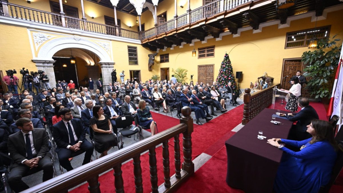 Perú consulta con México intromisión en asuntos internos